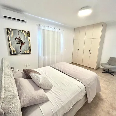 Premium 2025 Housing With Bbq * Paralimni